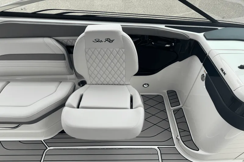 Slide: The Image of Sea Ray SLX 280 2026 - 37