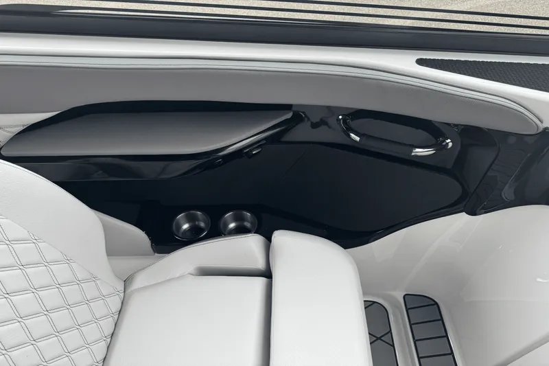 Slide: The Image of Sea Ray SLX 280 2026 - 38