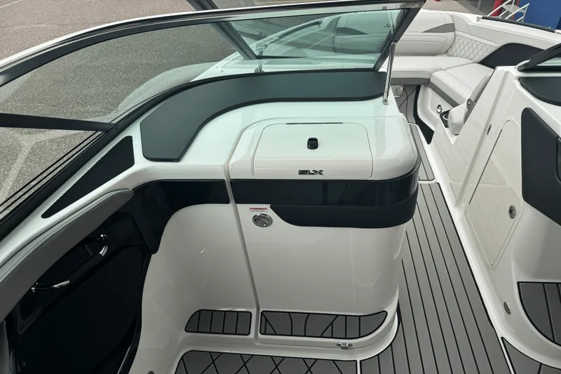 Slide: The Image of Sea Ray SLX 280 2026 - 39