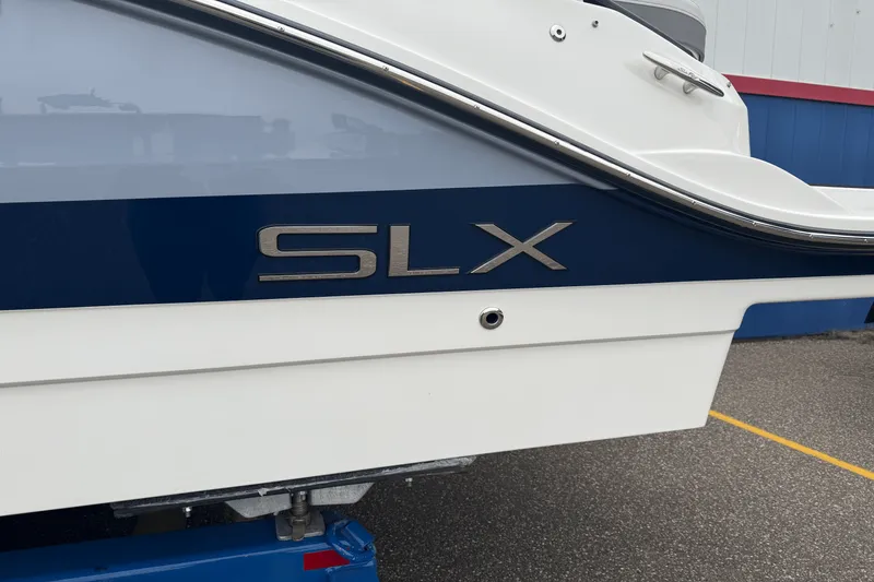 Slide: The Image of Sea Ray SLX 280 2026 - 4