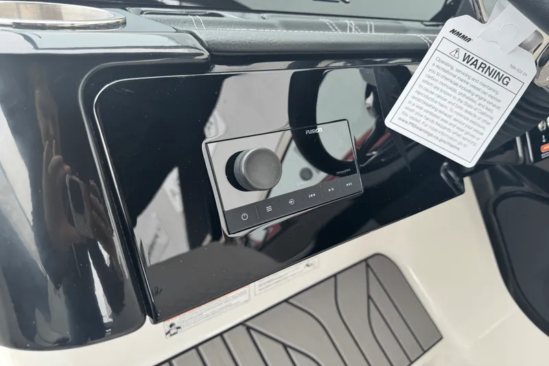 Slide: The Image of Sea Ray SLX 280 2026 - 47