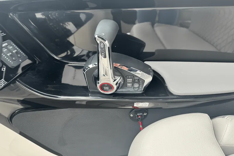 Slide: The Image of Sea Ray SLX 280 2026 - 49