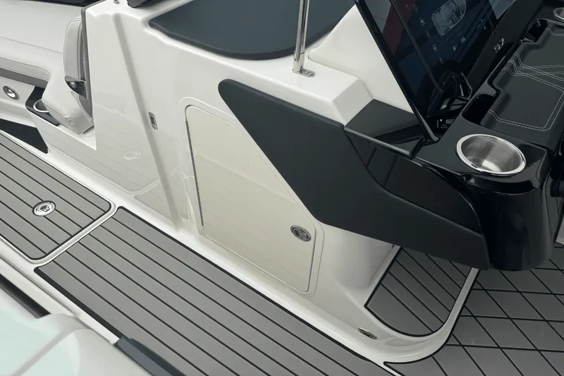 Slide: The Image of Sea Ray SLX 280 2026 - 53