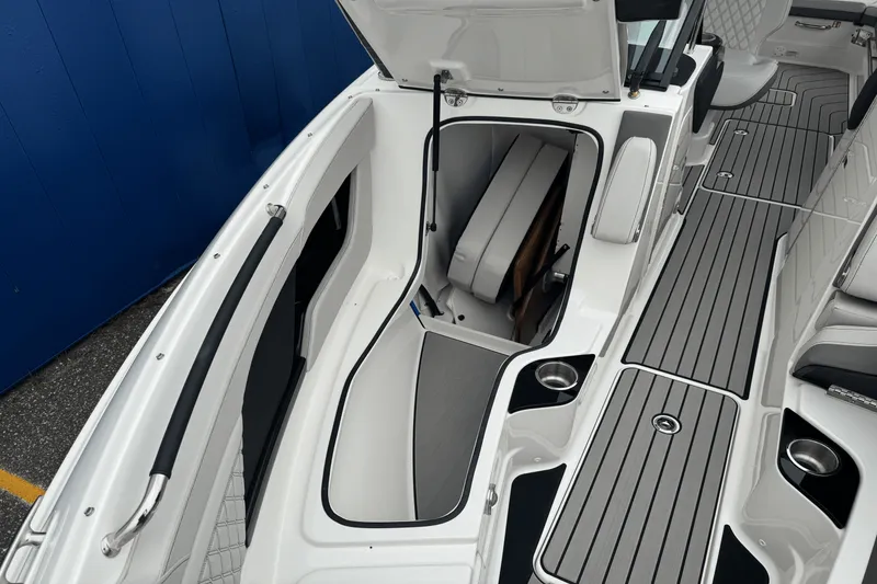 Slide: The Image of Sea Ray SLX 280 2026 - 59