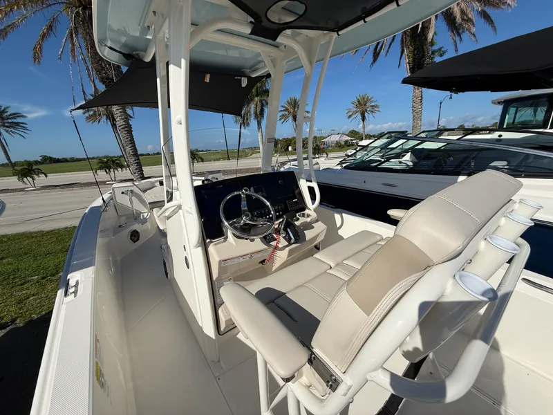 Slide: The Image of Boston Whaler 250 Dauntless 2027 - 19