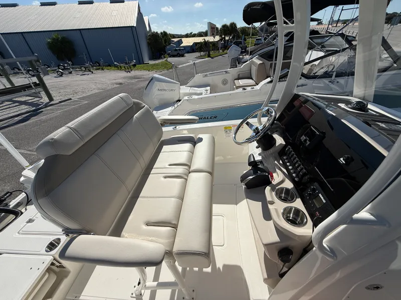 Slide: The Image of Boston Whaler 250 Dauntless 2027 - 17