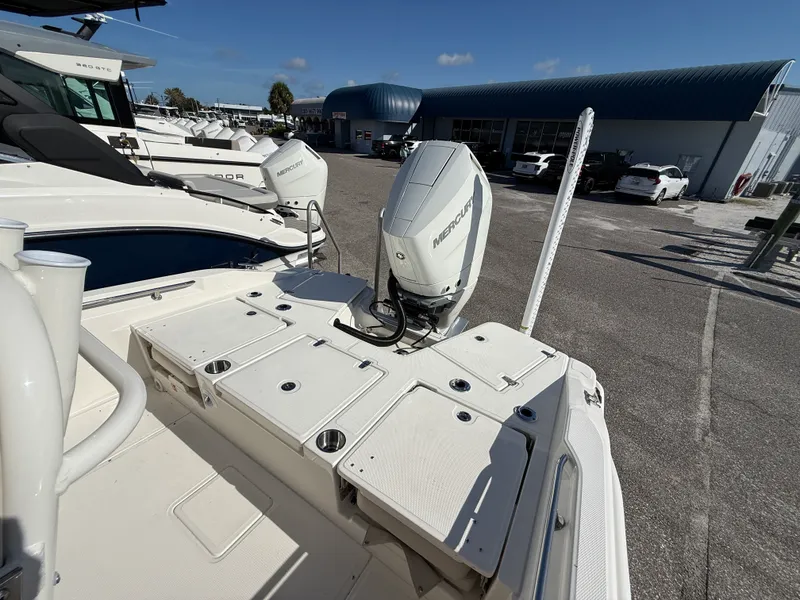 Slide: The Image of Boston Whaler 250 Dauntless 2027 - 25