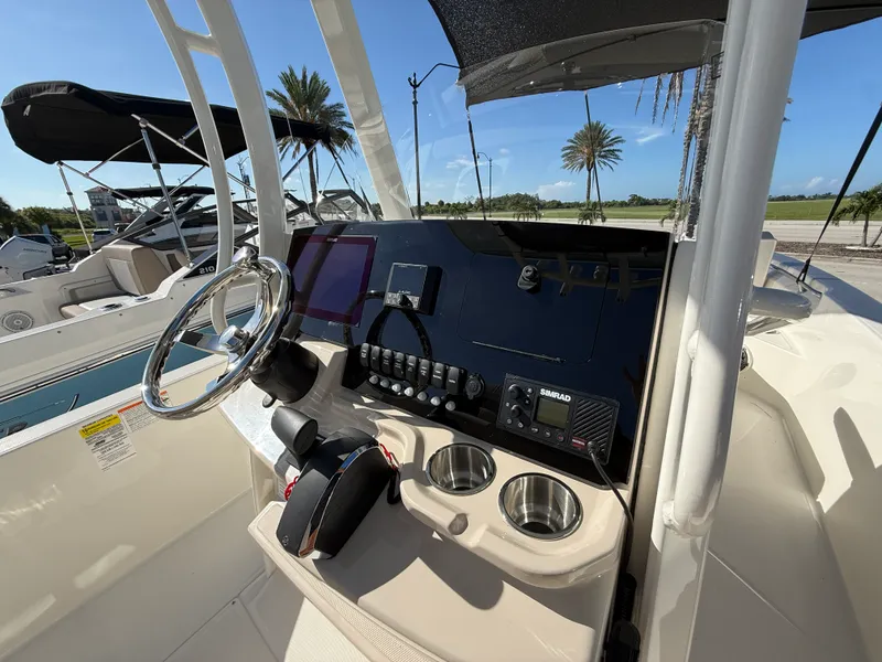 Slide: The Image of Boston Whaler 250 Dauntless 2027 - 14