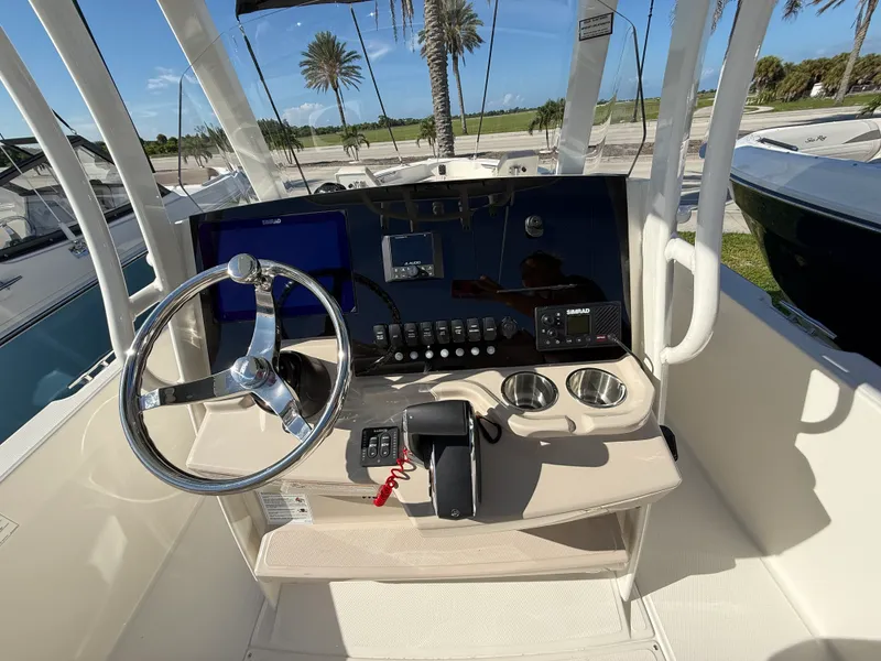 Slide: The Image of Boston Whaler 250 Dauntless 2027 - 15