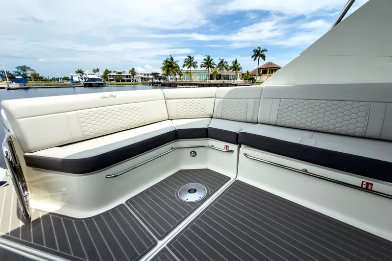 Slide: The Image of Sea Ray Sundancer 320 Outboard 2027 - 6