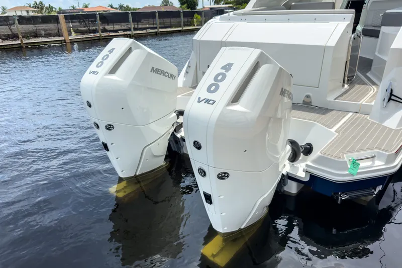 Slide: The Image of Sea Ray Sundancer 320 Outboard 2027 - 4