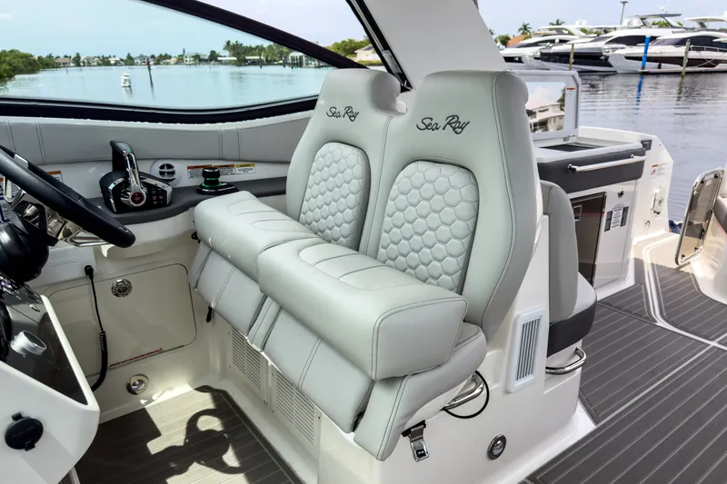 Slide: The Image of Sea Ray Sundancer 320 Outboard 2027 - 12