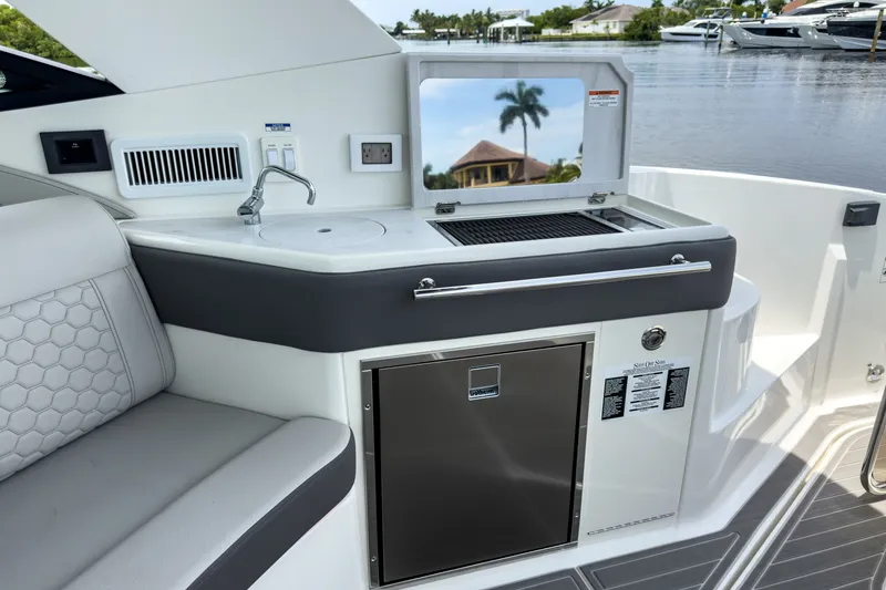 Slide: The Image of Sea Ray Sundancer 320 Outboard 2027 - 7