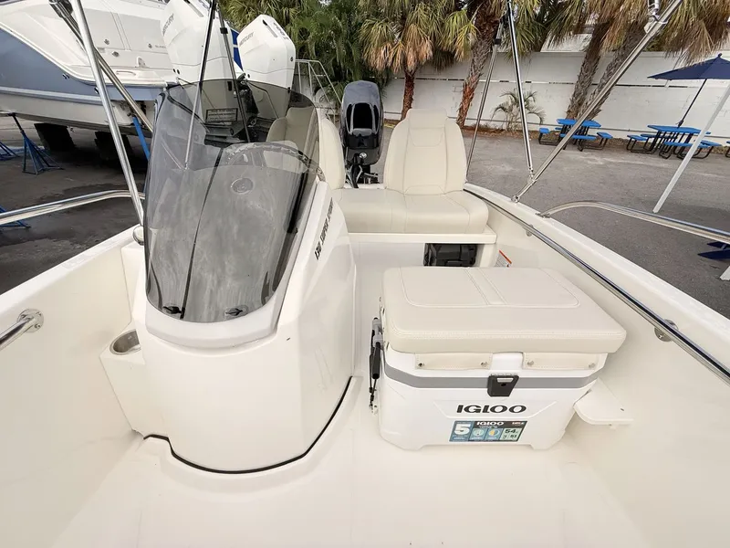 Slide: The Image of Boston Whaler 130 Super Sport 2027 - 18