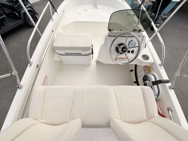 Slide: The Image of Boston Whaler 130 Super Sport 2027 - 17