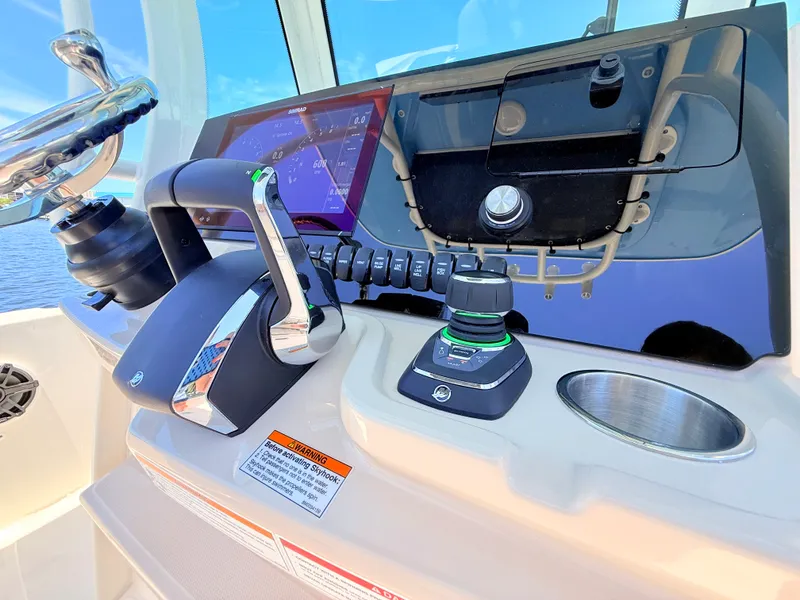 Slide: The Image of Boston Whaler 280 Dauntless 2027 - 40