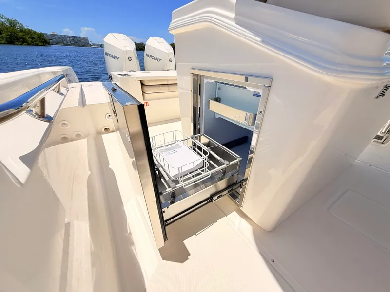 Slide: The Image of Boston Whaler 280 Dauntless 2027 - 46