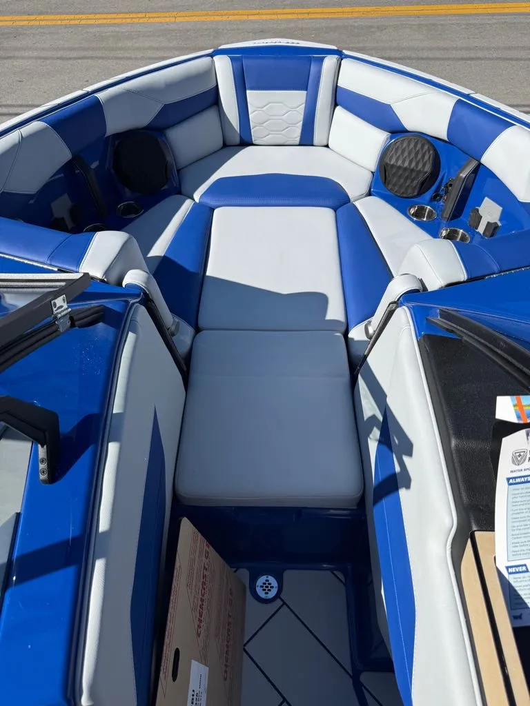 Slide: The Image of Malibu MALIBU 23 LSV 2026 - 16