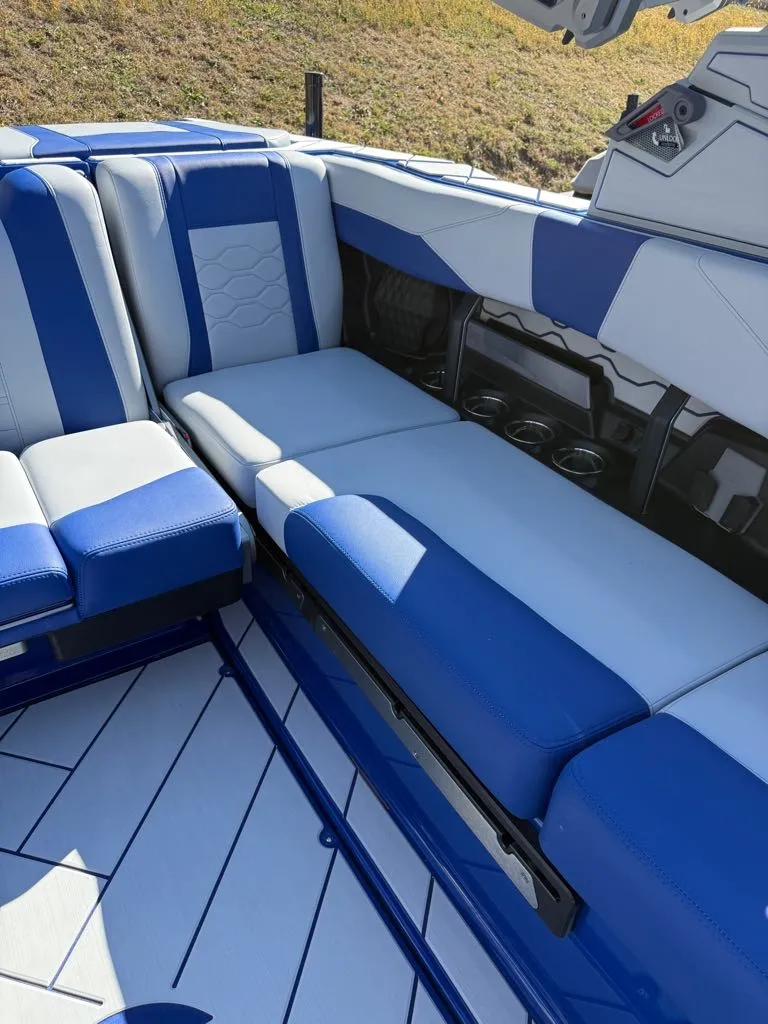 Slide: The Image of Malibu MALIBU 23 LSV 2026 - 24