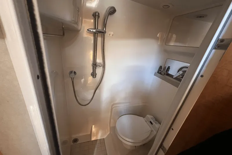 Slide: The Image of Regal COMMODORE 3860 2002 - 34