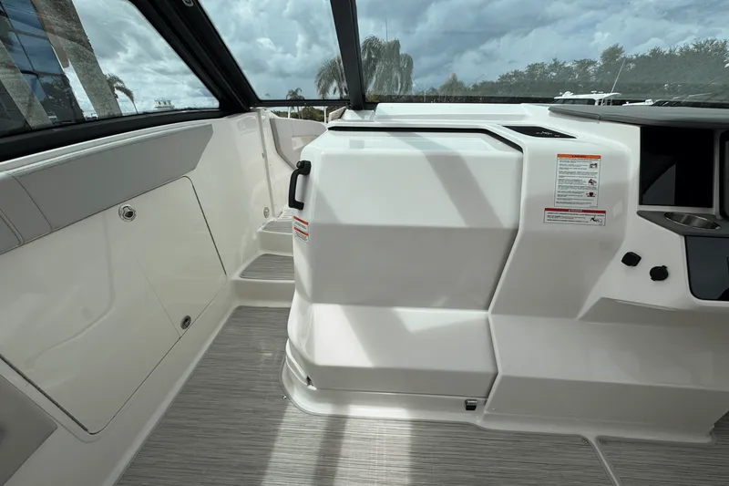 Slide: The Image of Sea Ray Sundancer 320 Outboard 2026 - 11
