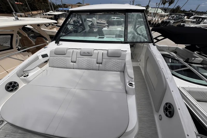 Slide: The Image of Sea Ray Sundancer 320 Outboard 2026 - 15