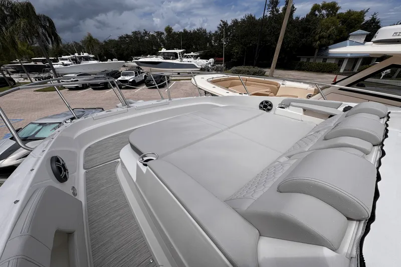 Slide: The Image of Sea Ray Sundancer 320 Outboard 2026 - 17