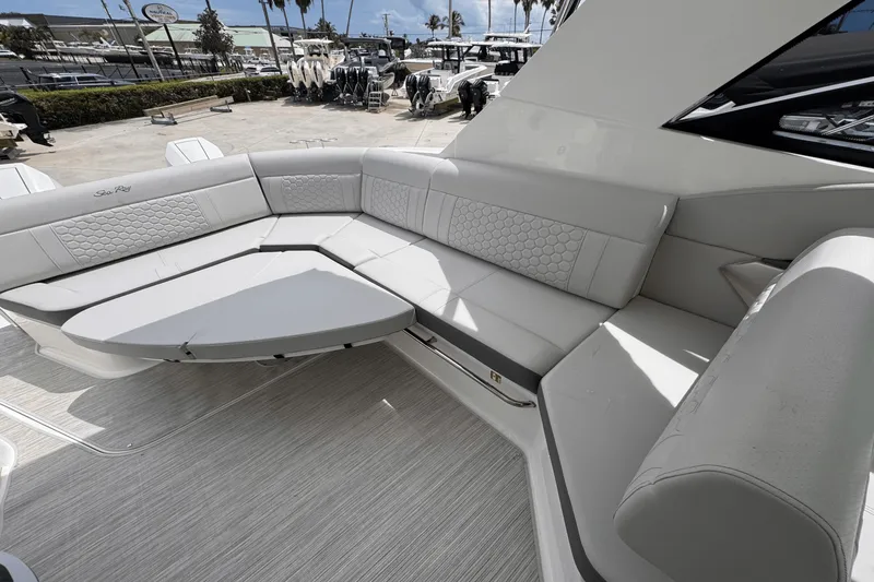 Slide: The Image of Sea Ray Sundancer 320 Outboard 2026 - 5