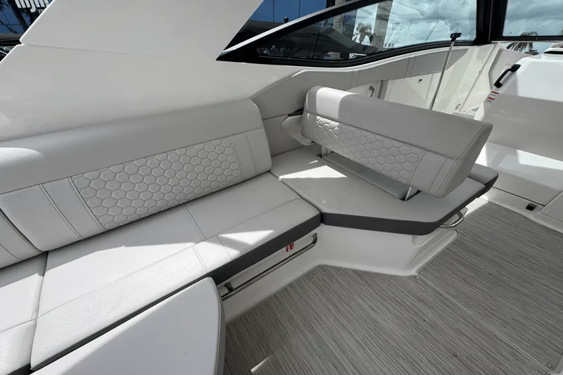 Slide: The Image of Sea Ray Sundancer 320 Outboard 2026 - 6