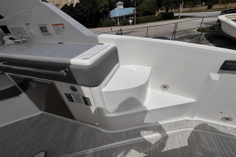 Slide: The Image of Sea Ray Sundancer 320 Outboard 2026 - 7