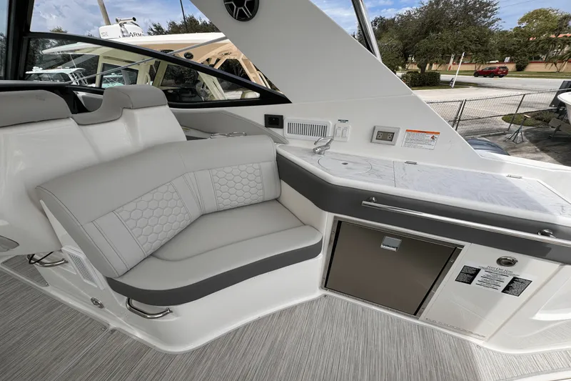 Slide: The Image of Sea Ray Sundancer 320 Outboard 2026 - 8