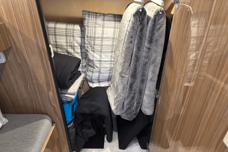 Slide: The Image of Cruisers Yachts 60 CANTIUS 2024 - 34