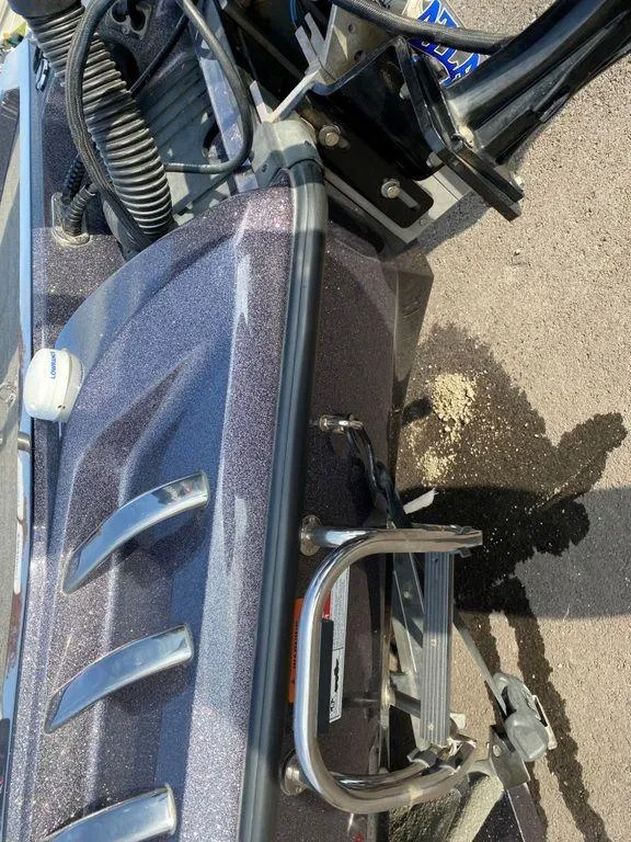 Slide: The Image of 2014 Ranger Z520C boat with metallic finish and ladder. - 12