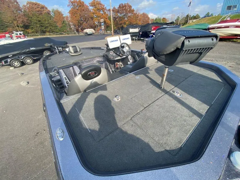 Slide: The Image of 2014 Ranger Z520C boat with fishing deck and control console. - 18