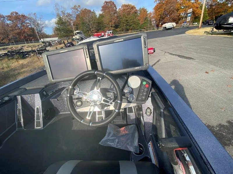 Slide: The Image of 2014 Ranger Z520C boat dashboard with dual Lowrance fishfinders and steering wheel. - 20
