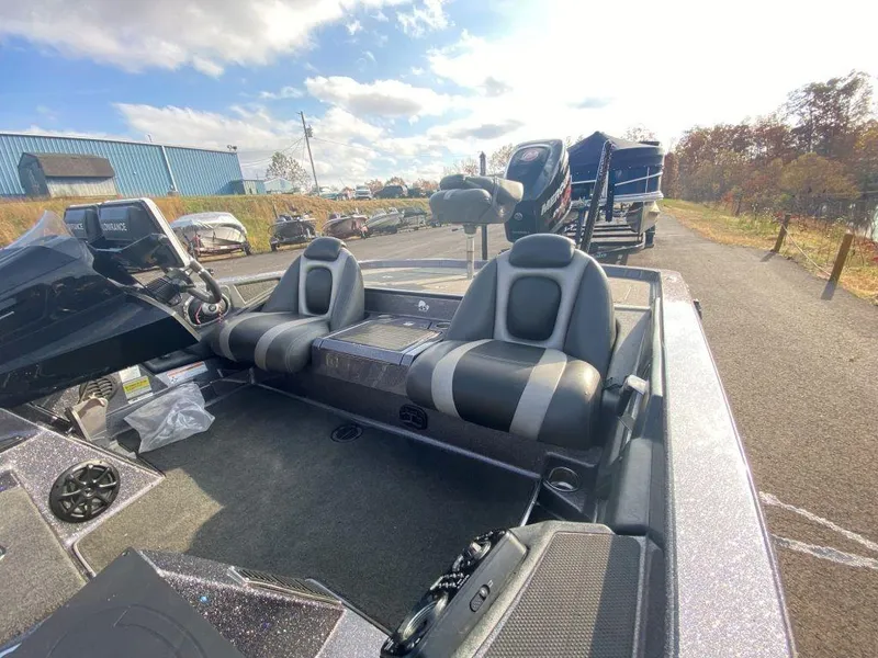 Slide: The Image of 2014 Ranger Z520C boat interior with dual seats and console. - 5