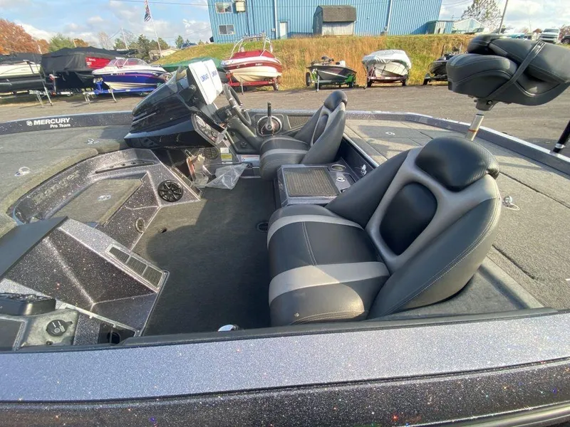 Slide: The Image of 2014 Ranger Z520C boat interior with dual seats and control console. - 7