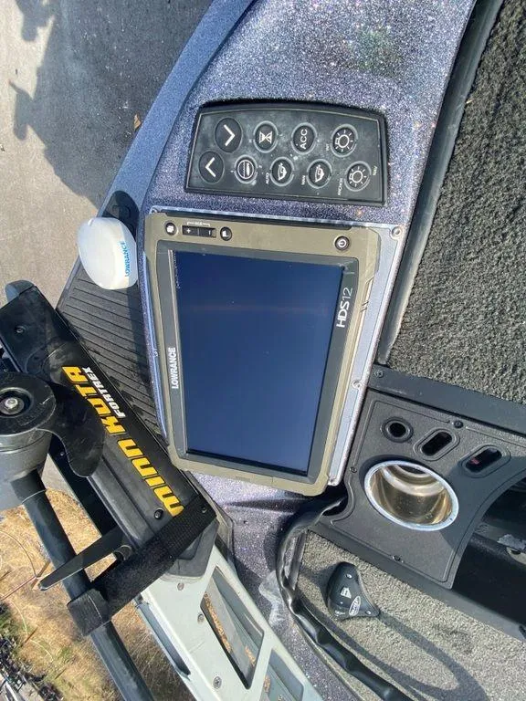 Slide: The Image of 2014 Ranger Z520C boat dashboard with Lowrance HDS-12 fishfinder and control panel. - 9