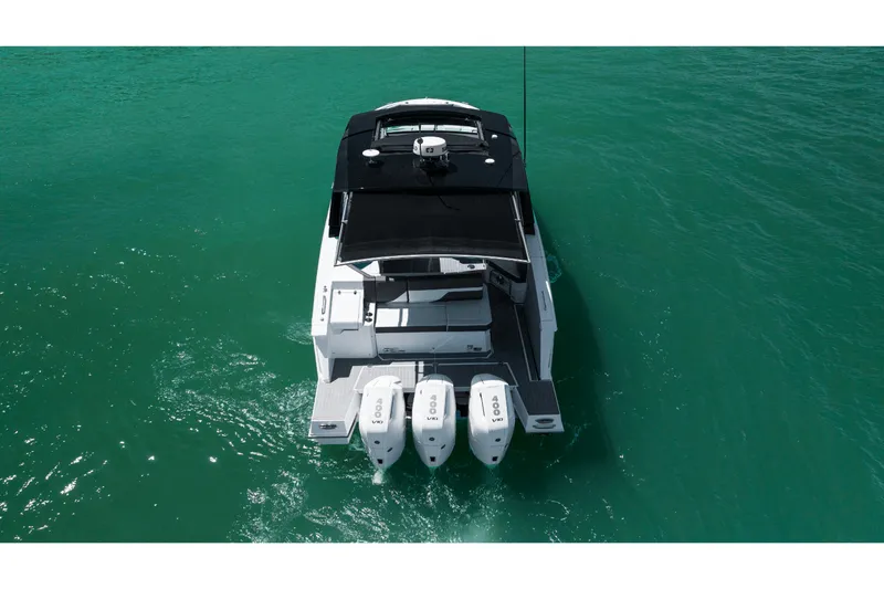 Slide: The Image of Cruisers 38 GLS Outboard 2027 - 33