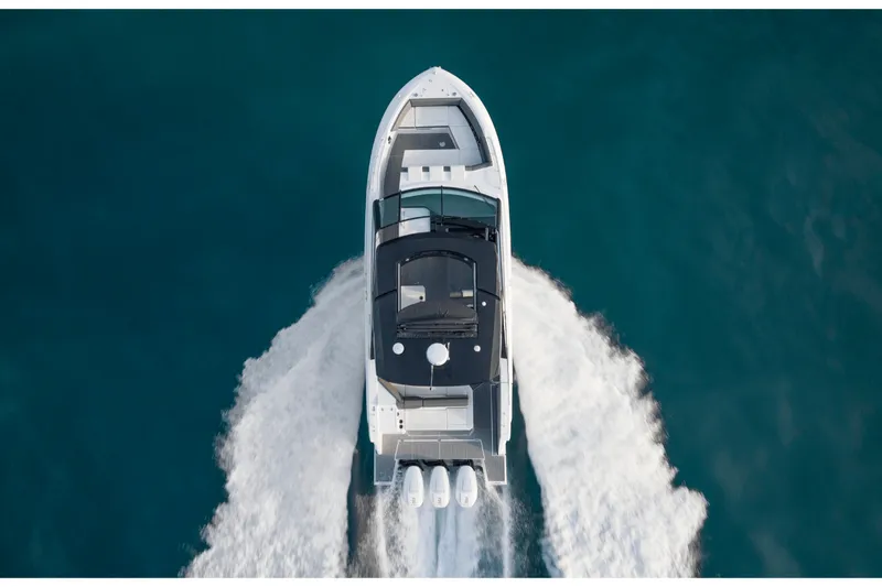 Slide: The Image of Cruisers 38 GLS Outboard 2027 - 22