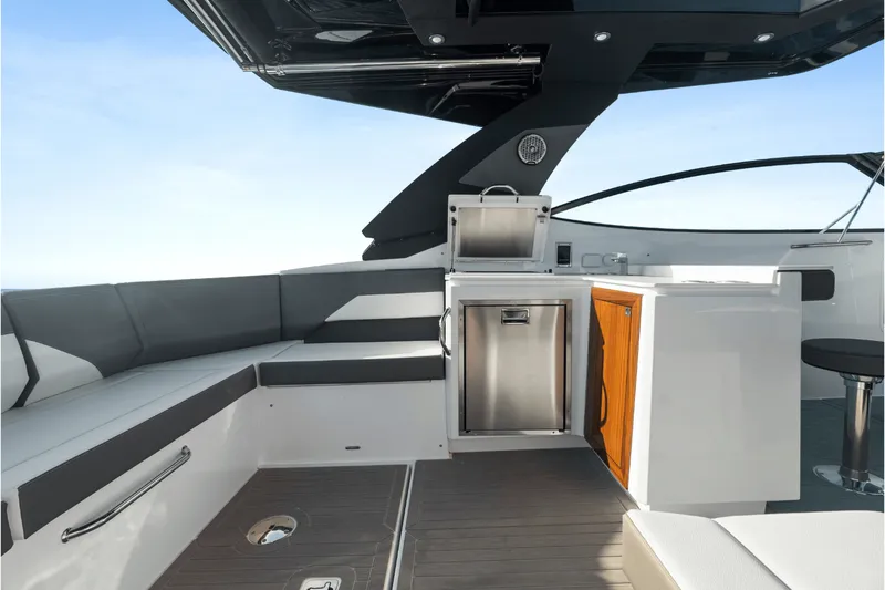 Slide: The Image of Cruisers 38 GLS Outboard 2027 - 35