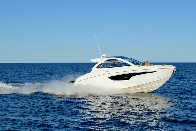 The Image of Cruisers 42 GLS Outboard 2027 - 0
