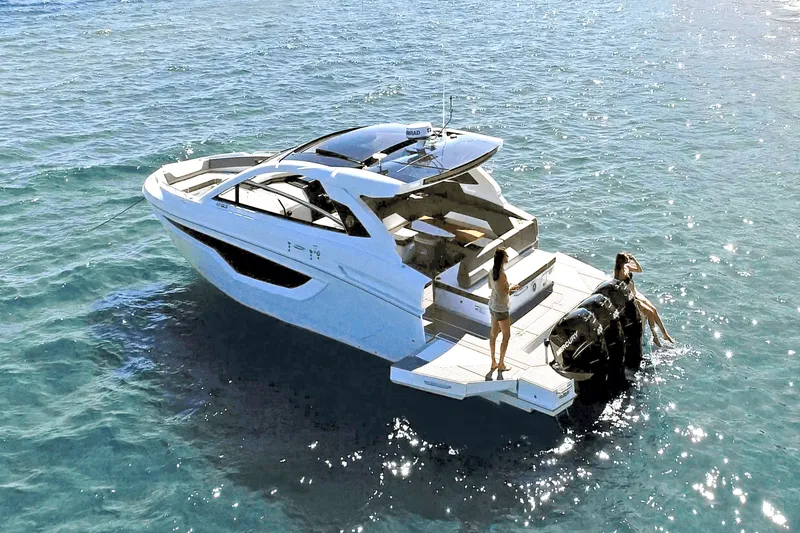 Slide: The Image of Cruisers 42 GLS Outboard 2027 - 5