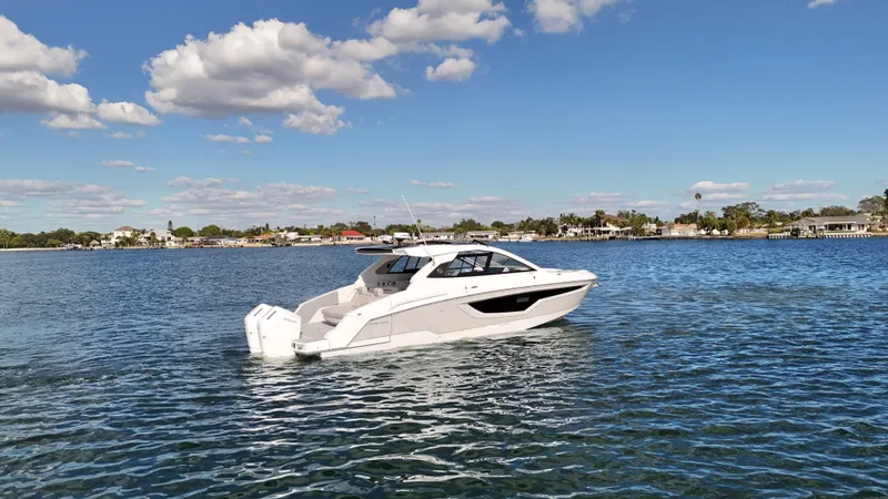 The Image of Cruisers 42 GLS Outboard 2027 - 2