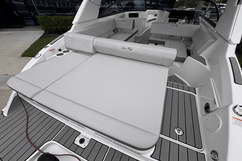 Slide: The Image of Sea Ray SDX 250 Outboard 2026 - 5