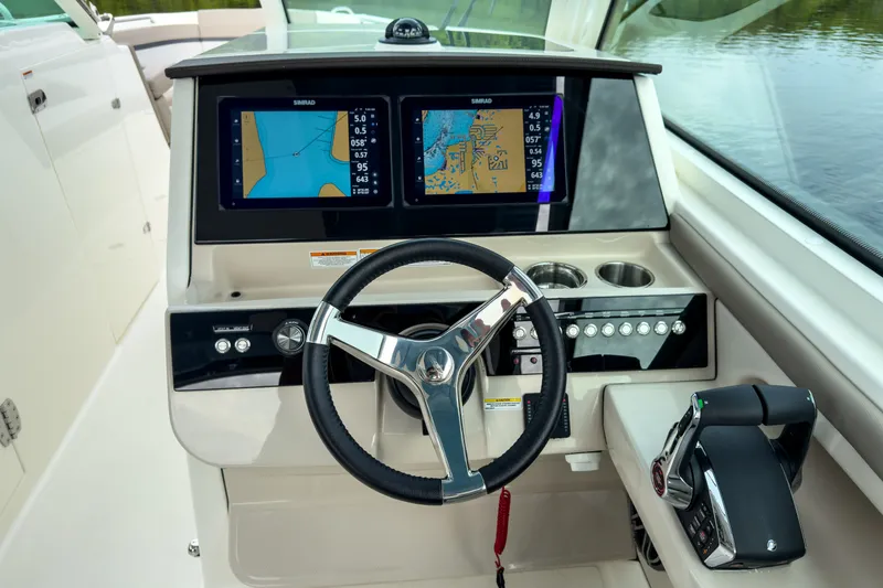 Slide: The Image of Boston Whaler 330 Vantage 2027 - 15
