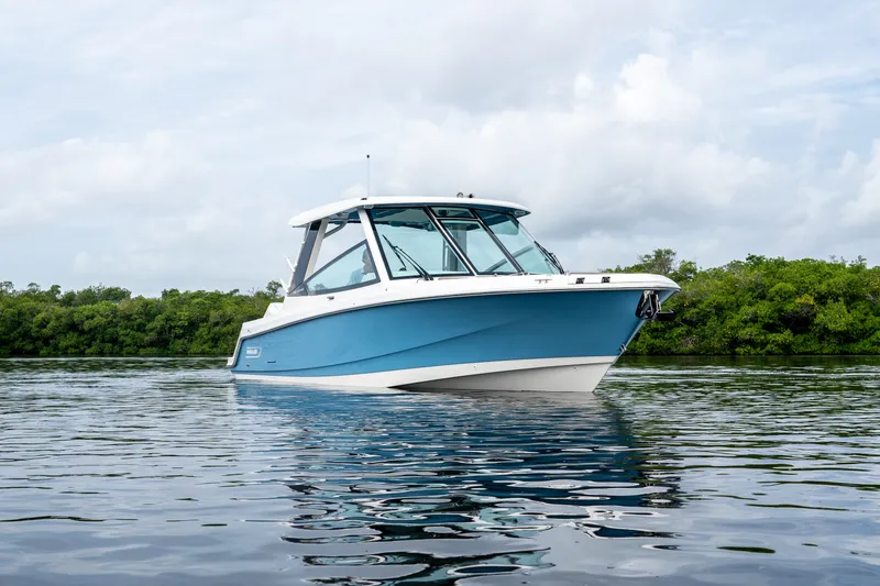 Slide: The Image of Boston Whaler 330 Vantage 2027 - 35