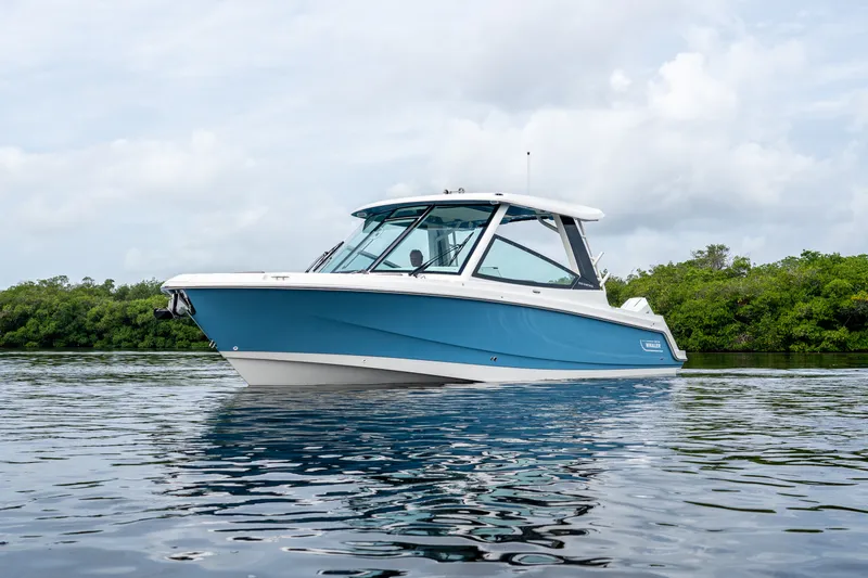 Slide: The Image of Boston Whaler 330 Vantage 2027 - 34