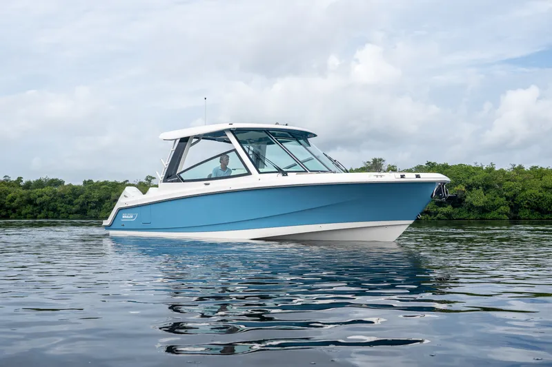 Slide: The Image of Boston Whaler 330 Vantage 2027 - 36