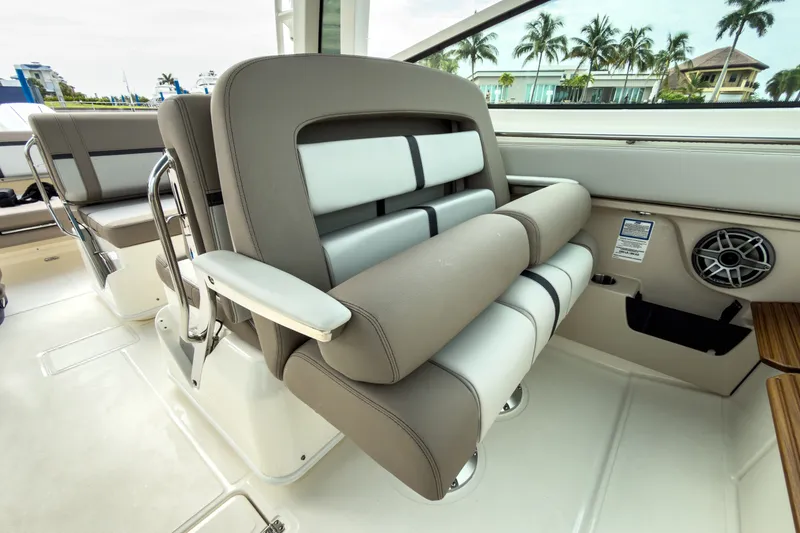 Slide: The Image of Boston Whaler 330 Vantage 2027 - 18